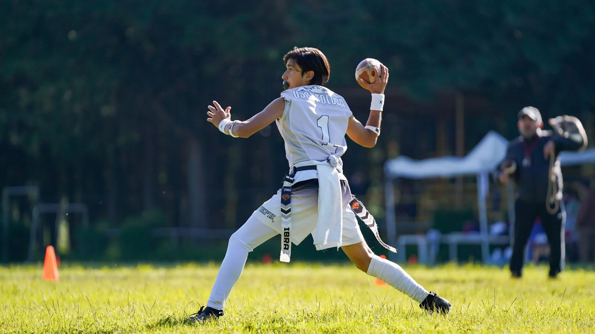 Flag-Football-Spieler holt zum Pass aus