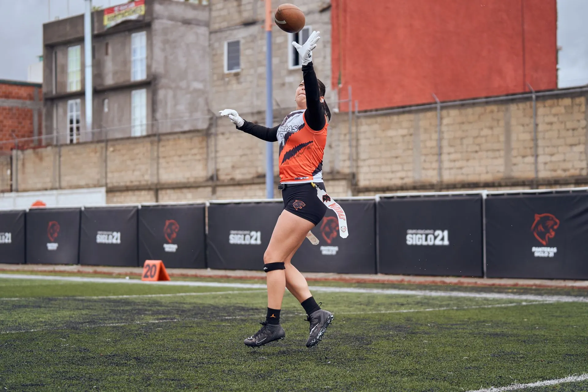 Spielerin springt hoch und fängt den Ball
