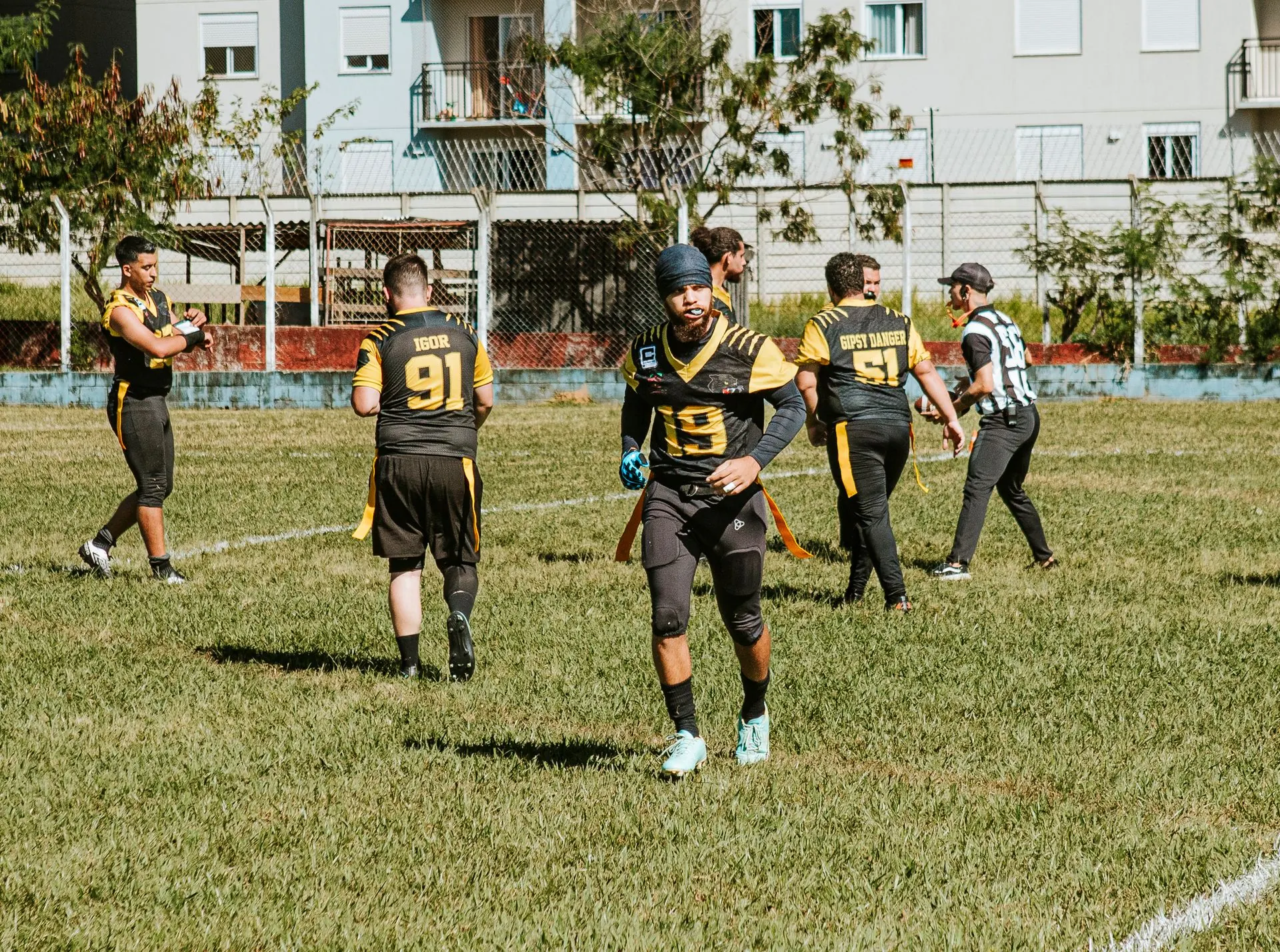 Flag-Football-Spieler auf einem Freiplatz