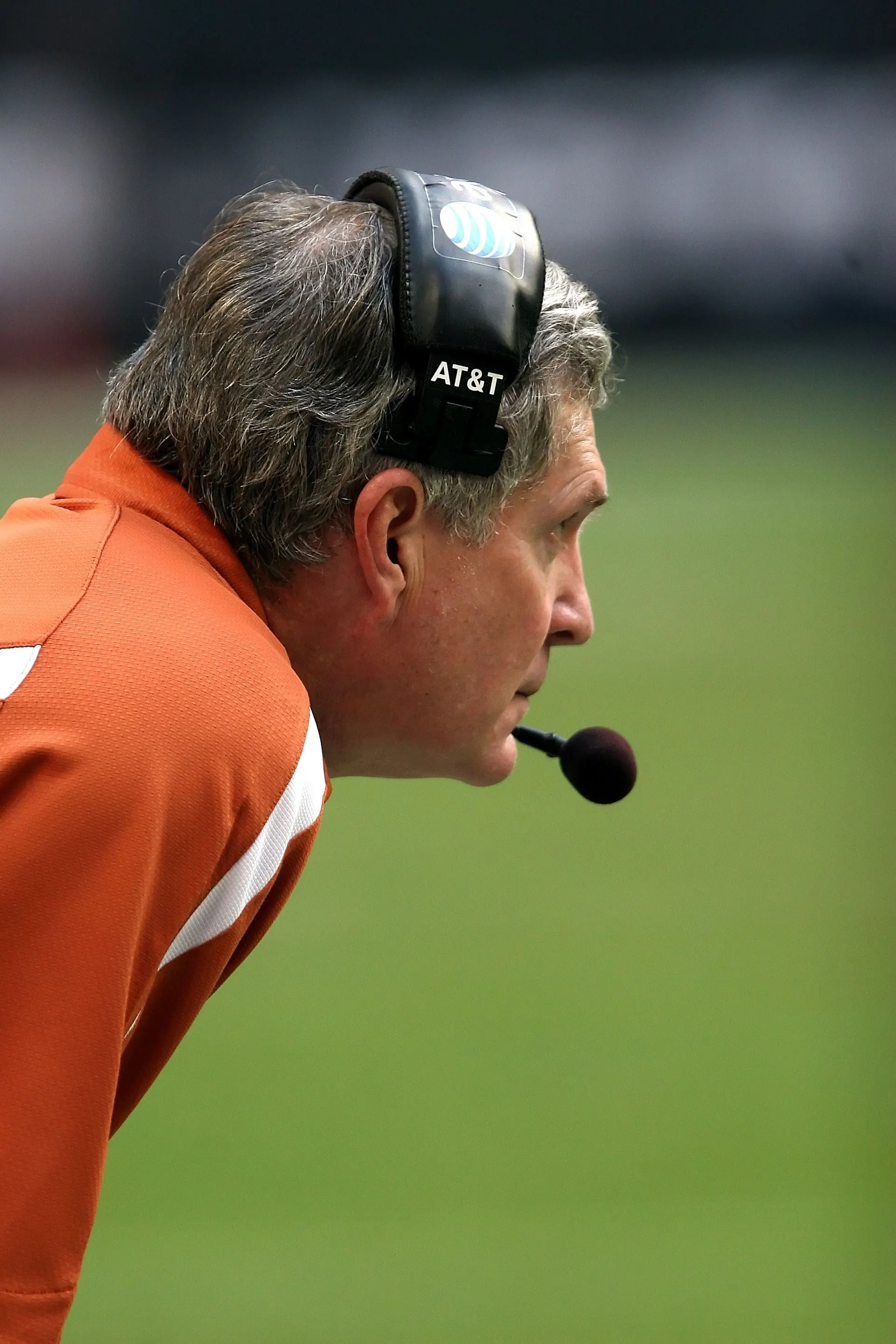 Trainer mit Headset verfolgt das Spiel